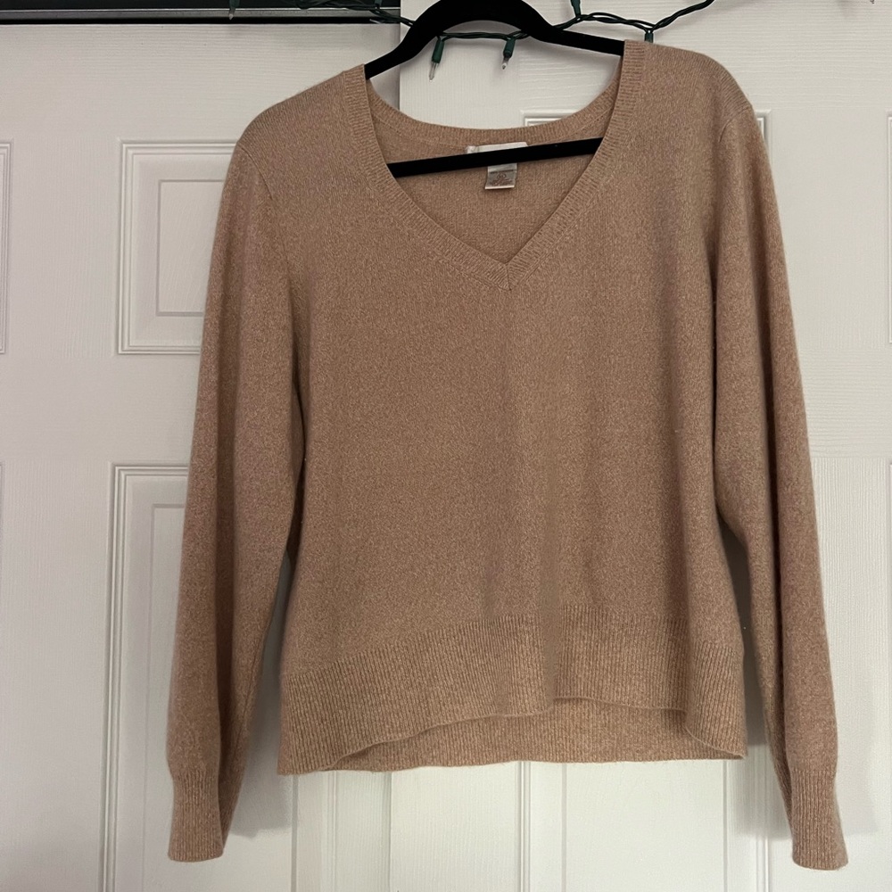 MONROE & MAIN cashmere sweater in a neutral tan